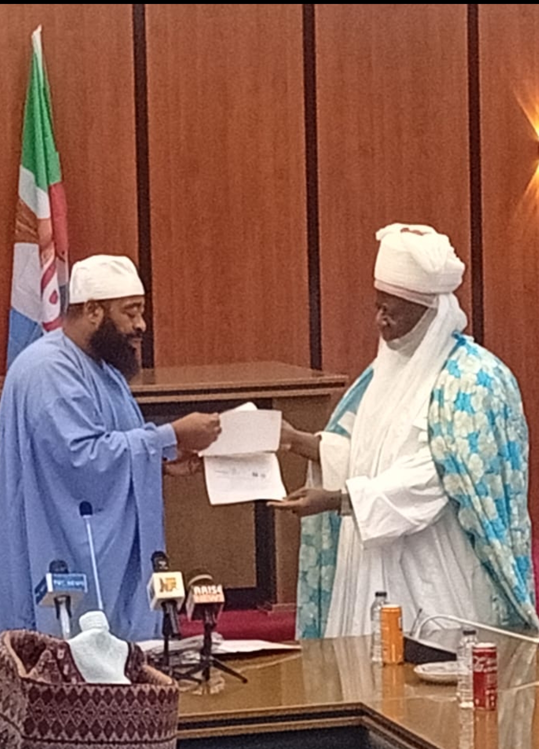 Niger Govt Presents ₦250m Cheque To Families of 37 Deceased Miners And 32 Survivors.